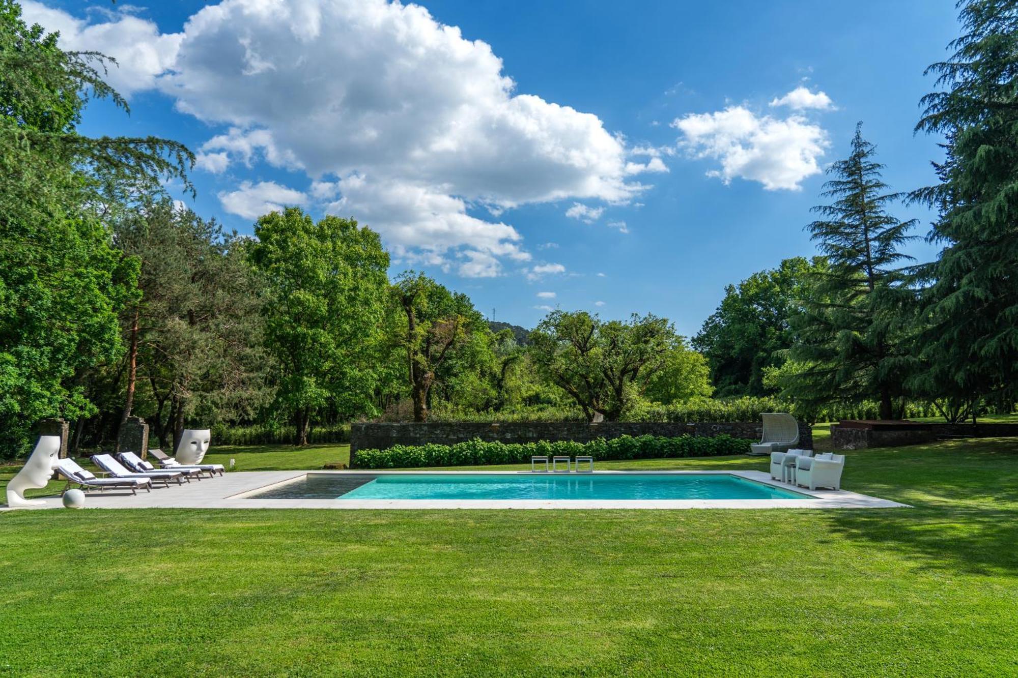 לוקה Villa Vittoria - Lusso Con Piscina, Tennis, Jacuzzi E Palestra מראה חיצוני תמונה