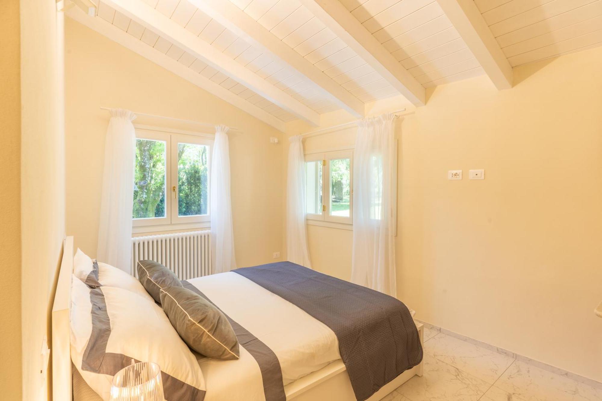 לוקה Villa Vittoria - Lusso Con Piscina, Tennis, Jacuzzi E Palestra מראה חיצוני תמונה