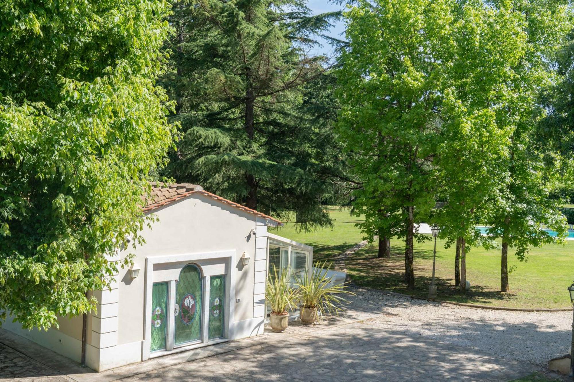 לוקה Villa Vittoria - Lusso Con Piscina, Tennis, Jacuzzi E Palestra מראה חיצוני תמונה