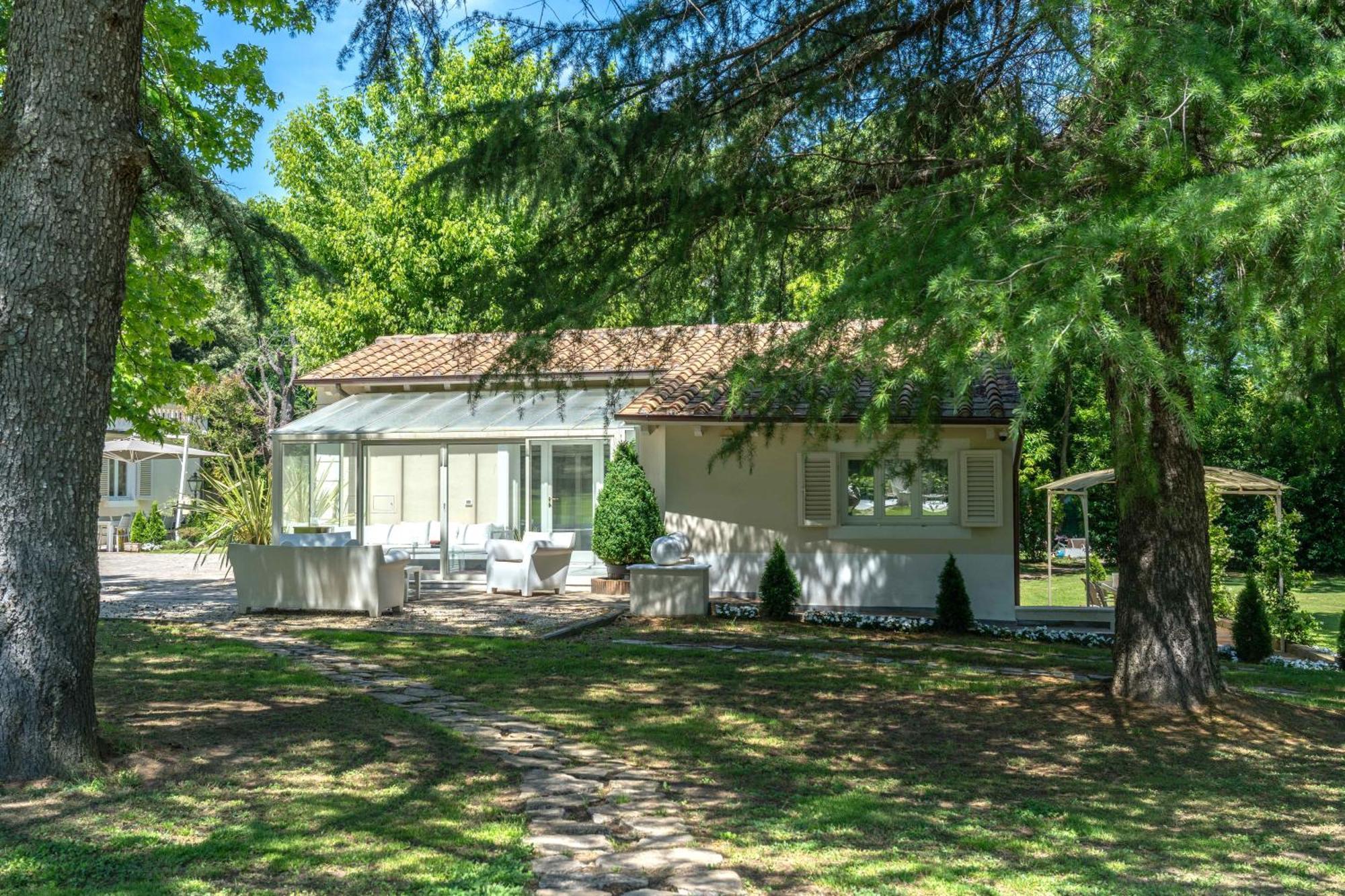 לוקה Villa Vittoria - Lusso Con Piscina, Tennis, Jacuzzi E Palestra מראה חיצוני תמונה