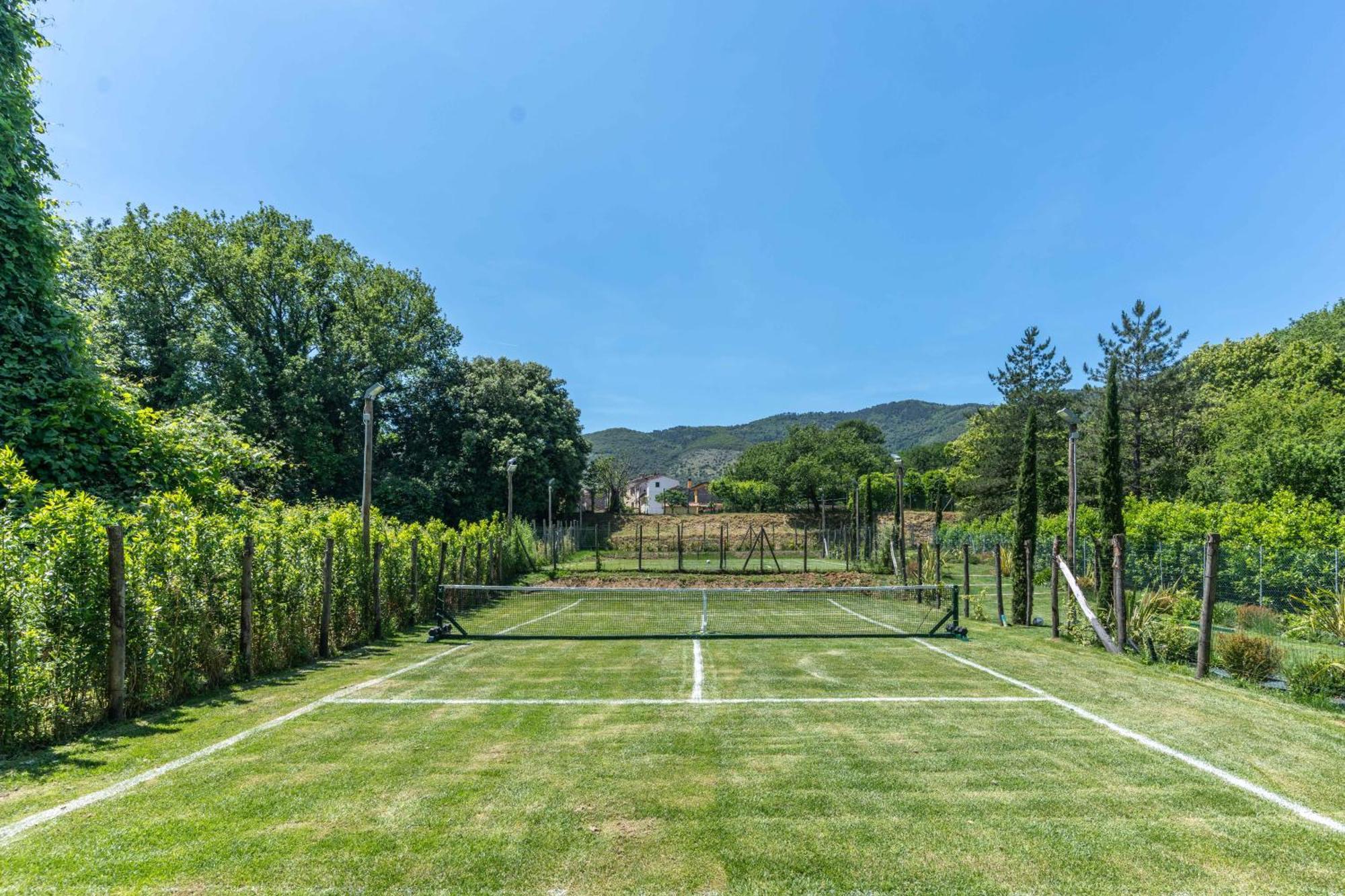 לוקה Villa Vittoria - Lusso Con Piscina, Tennis, Jacuzzi E Palestra מראה חיצוני תמונה
