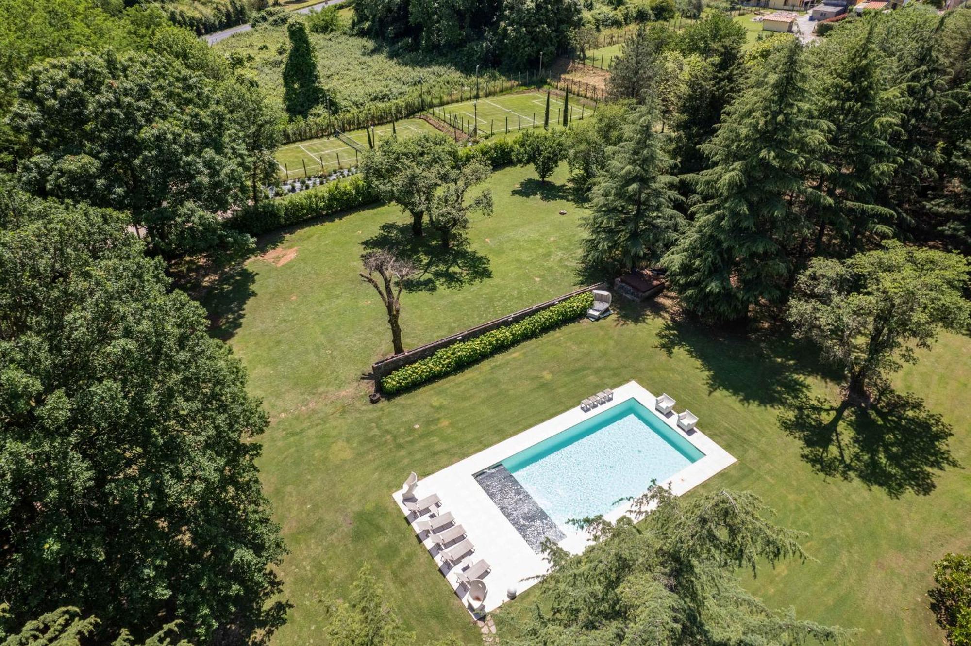 לוקה Villa Vittoria - Lusso Con Piscina, Tennis, Jacuzzi E Palestra מראה חיצוני תמונה